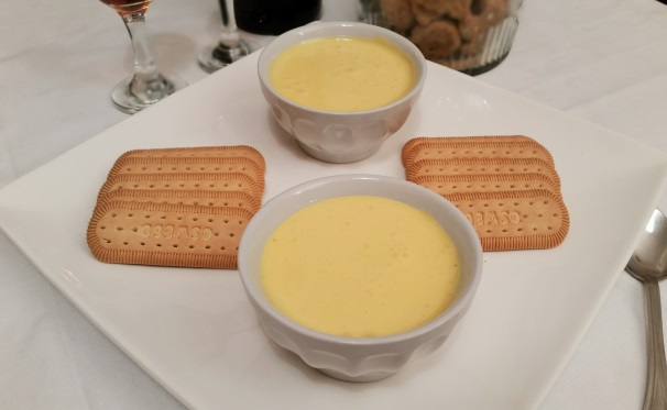 Servite lo zabaione in coppette monoporzione con dei biscotti secchi.