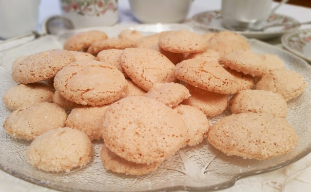 Sfornate i vostri amaretti morbidi e lasciateli raffreddare, quindi servite.