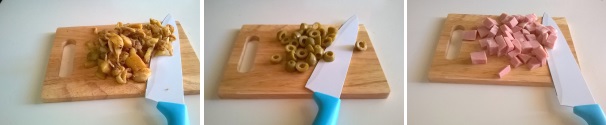 Nel frattempo preparate il ripieno. Tagliate la polpa a dadini e tagliate a metà le olive. Tagliate a dadini la mortadella e la mozzarella e ammollate il pane in una ciotola con acqua e vino.