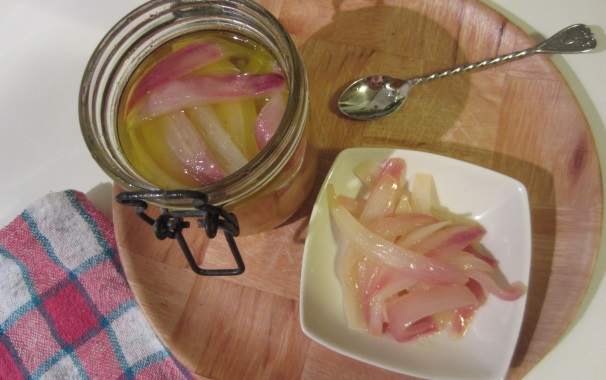 Servite le cipolle di Tropea in agrodolce calde oppure fredde, come preferite.