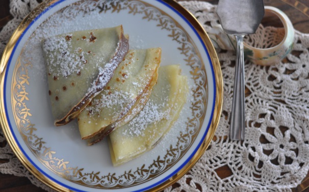 Spolverizzate le vostre crepes alla Nutella con lo zucchero a velo e servite.