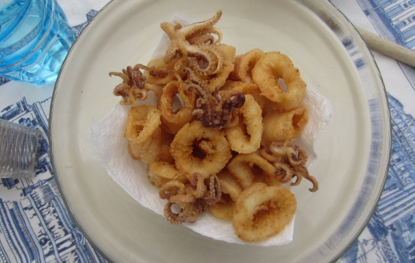 Salate e servite subito la vostra frittura di calamari.