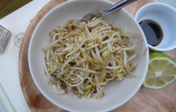 Trasferite i germogli di soia saltati in una ciotola e condite con il succo di limone, quindi servite.