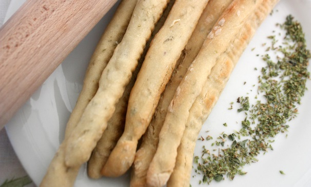 I vostri grissini con origano e timo, profumati e croccanti, sono pronti per essere gustati.