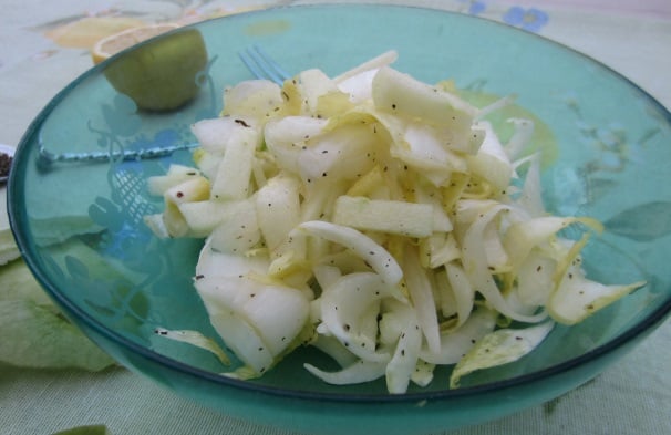 Mettete in frigo per una quindicina di minuti e poi servite la vostra insalata di cavolo pechinese con mela verde e menta.