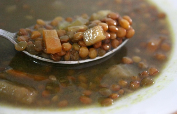 Servite le vostre lenticchie al curry calde e fumanti.