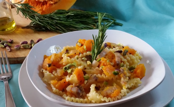 Servite subito le vostre mafalde con zucca, pancetta e pistacchi.