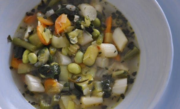 Togliete gli aromi e servite il vostro delizioso minestrone di verdure.