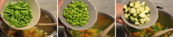 Aggiungete al soffritto i fagiolini, gli edamame, le zucchine. Mescolate con un cucchiaio di legno e lasciate proseguire nella cottura.