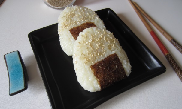 Servite i vostri onigiri caldi oppure freddi, come preferite.