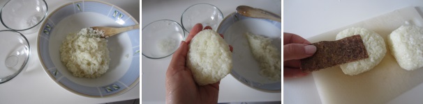 Disponete il riso in una ciotola grande ed aiutandovi con un mestolo dividetelo in porzioni. Inzuppate le mani nella ciotola con l’acqua e poi quella con del sale e prendete in mano una dose di riso. Manipolate il riso in modo tale da creare un triangolo robusto. Fate aderire l’algha Nori alla base degli onigiri.