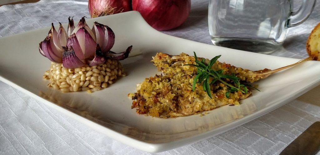 orzo freddo con fiore di cipolla e triglia croccante