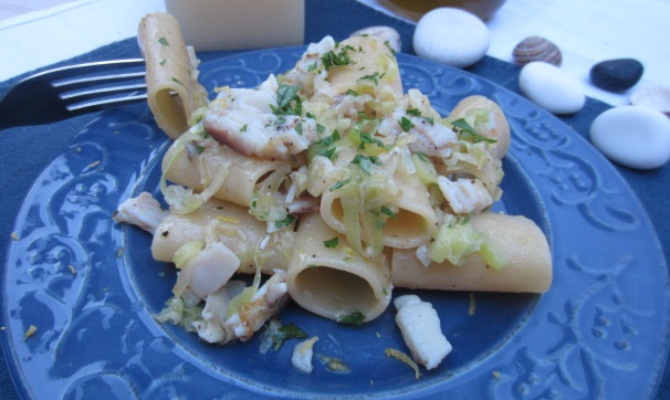 Servite subito i vostri paccheri con pesce spada affumicato.