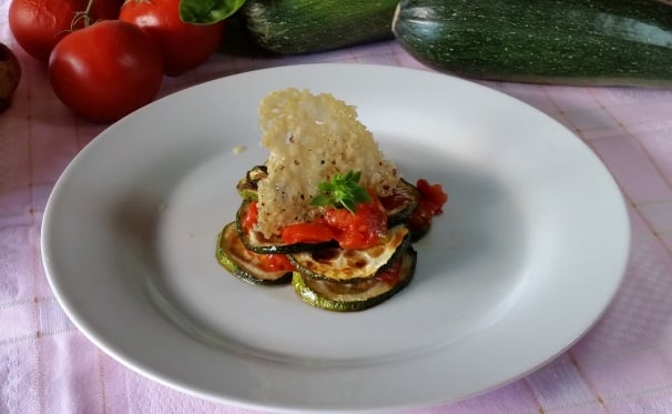 Ed ecco la vostra parmigiana di zucchine destrutturata pronta per essere servita.