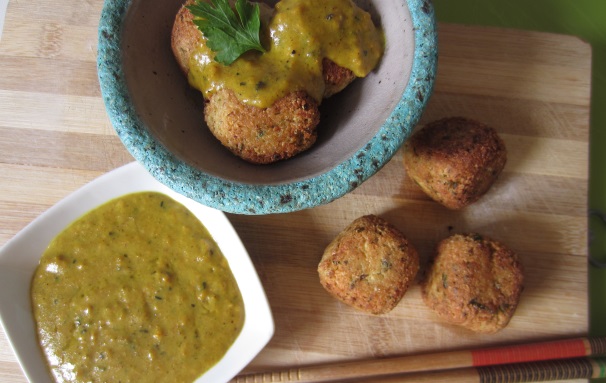 Versate la salsa al curry sopra le polpette di tofu e servite. Buon appetito!