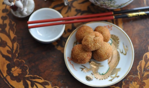 Ora non vi resta che servire e gustare queste deliziose polpette di ricotta e tonno. Buon appetito!
 