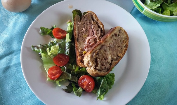 Ed ecco una foto di questo delizioso polpettone in crosta di pane pronto per essere gustato: