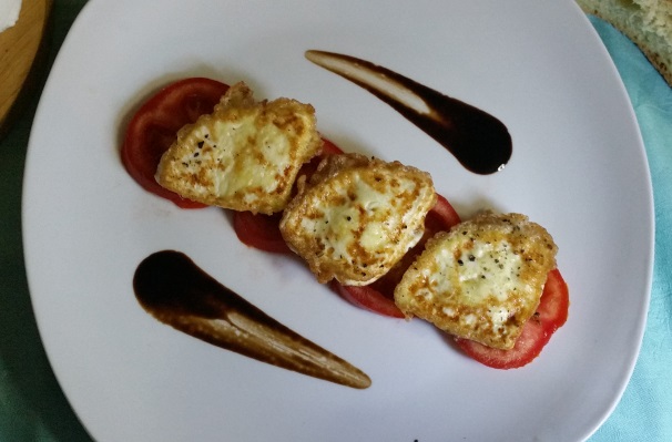 Una volta pronta, servite la vostra ricotta fritta calda e cosparsa con del pepe nero macinato al momento.