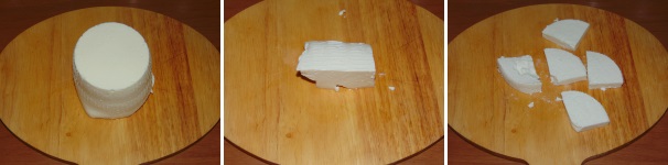 Sgocciolate la ricotta fresca per almeno una notte in frigorifero in modo che perda tutto il siero compattandosi ed evitando che si sbricioli in fase di preparazione. Adagiate la ricotta su di un tagliere, quindi dividetela in quattro parti e tagliate a fette ogni singola parte, facendo delle fette di almeno 7 millimetri di spessore.