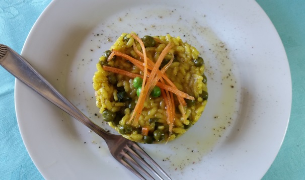 Servite il risotto al curry con piselli ben caldo, magari decorandolo con qualche pezzetto di carota tagliata a julienne, proprio come ho fatto io.