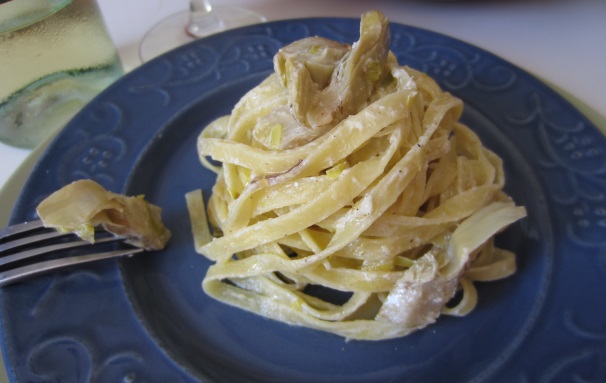 Impiattate e servite subito le vostre tagliatelle carciofi e panna.