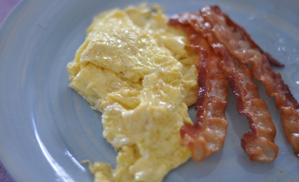 Servite le vostre uova strapazzate con il bacon e buon appetito!