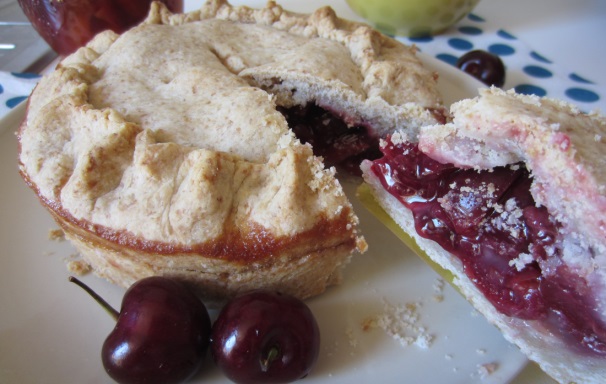 Sfornate la vostra cherry pie e servitela calda o fredda, come preferite.