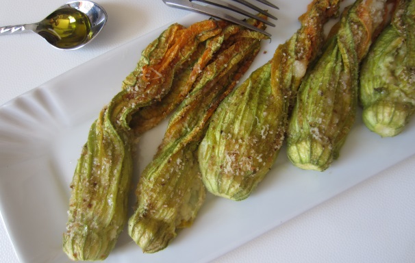 Servite i vostri fiori di zucca ripieni di formaggio e avocado caldi oppure freddi, a seconda dei gusti e dell’occasione.