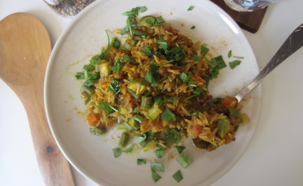 Servite il kitchari tiepido oppure freddo, cosparso con foglie di rucola tagliate finemente e qualche fogliolina di menta.