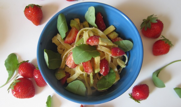 Mescolate e servite in tavola la vostra deliziosa pasta fredda alle fragole.