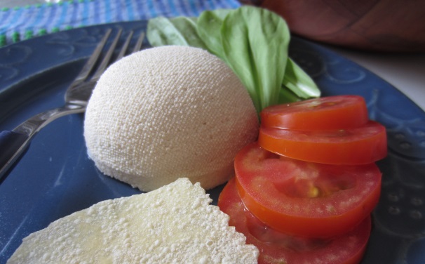 Il giorno successivo, tirate fuori la ricotta di soia dal colino, adagiatela su un piatto e servitela come preferite.