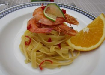 Impiattamento finale: tagliatelle agrumi e gamberetti_