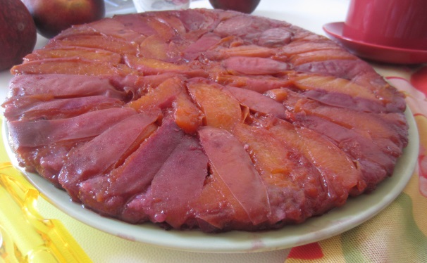 Servite la vostra tarte tatin alle pesche calda oppure fredda.