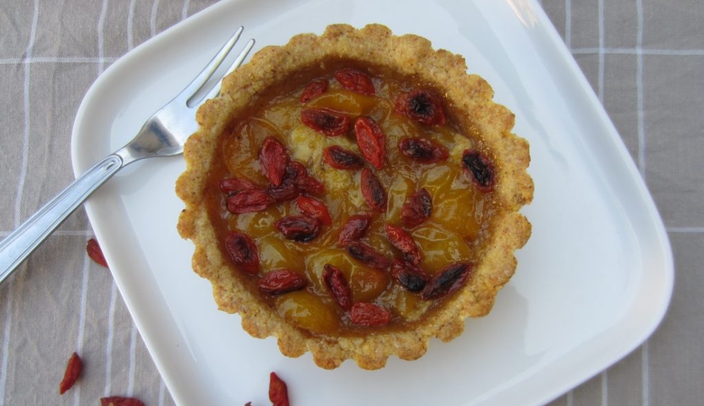 crostatine con prugne gialle e bacche di goji