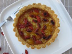 crostatine con prugne gialle e bacche di goji