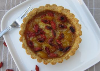 crostatine con prugne gialle e bacche di goji