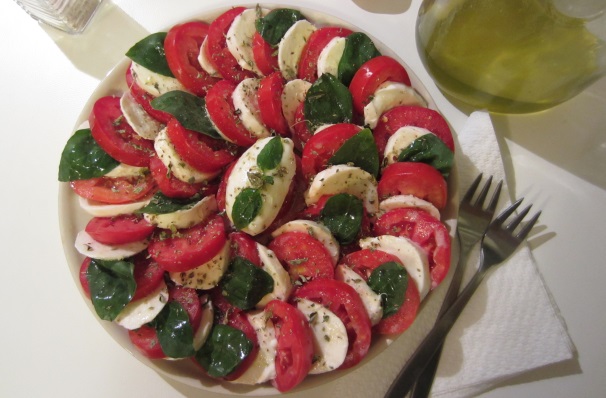 Servite immediatamente la vostra insalata caprese, la freschezza del piatto è fondamentale per gustare il suo autentico sapore.