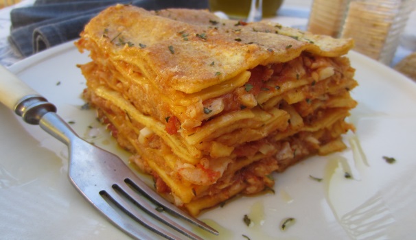 Servite le vostre lasagne di pesce ben calde.