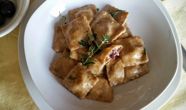 Ed ecco i ravioli di farro con feta e olive pronti per essere serviti.