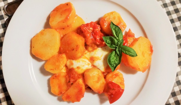 Ed ecco le patate alla pizzaiola pronte per essere servite in tavola.