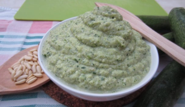 Conservate il pesto di zucchine in frigo oppure servitelo subito con la pasta, con il riso o per arricchire altri piatti.