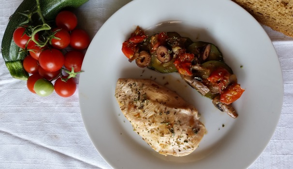 Servite il petto di pollo con funghi e zucchine ben caldo.