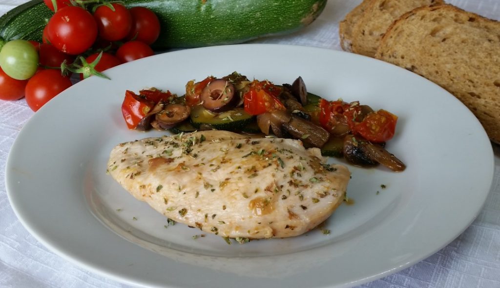 petto di pollo con funghi e zucchine