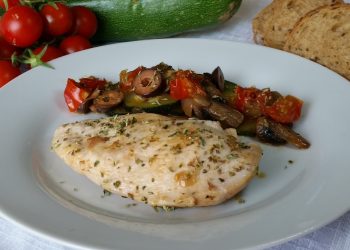 petto di pollo con funghi e zucchine