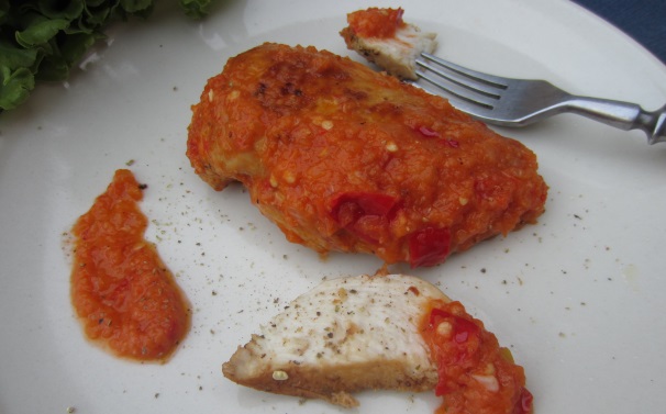 Servite il vostro petto di pollo marinato in salsa piccante caldo oppure freddo.