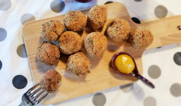 Servite le vostre polpette di melanzane ben calde, accompagnate dal contorno che preferite.