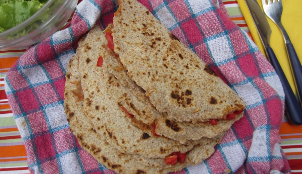 Servite le vostre quesadillas ben calde.