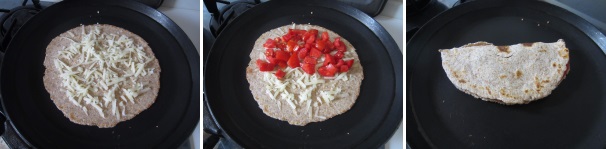 Cospargete la quesadilla con il formaggio, lasciando i bordi puliti per circa un centimetro. Su una parte mettete i pomodori e chiudete a metà, schiacciando leggermente. Abbassate il fuoco e fate sciogliere leggermente il formaggio all’interno.