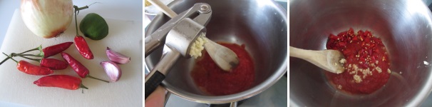 Preparate tutti gli ingredienti. Tagliate il pomodoro a cubetti e soffriggetelo in metà olio in una pentola, poi aggiungete la polpa di pomodoro. Sbucciate l’aglio e schiacciatelo, quindi aggiungetelo ai pomodori. Private i peperoncini dell’estremità ed eliminate la parte interna con i semi. Tagliateli finemente ed aggiungeteli al pomodoro. Rimescolate e cuocete a fuoco basso.