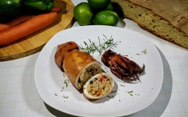 Fate restringere il fondo di cottura e servite i totani ripieni di cous cous tiepidi.